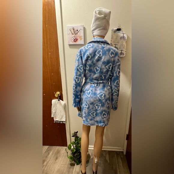 Ladies Yikes one size blue heart print robe - Picture 2 of 16